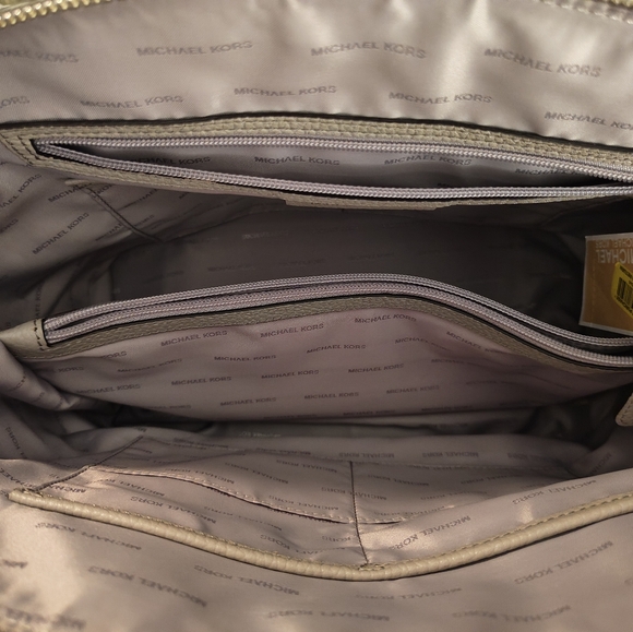 Michael Kors Riley Large Satchel/Shoulder Bag in Pearl Grey with silver hardware - Picture 2 of 6